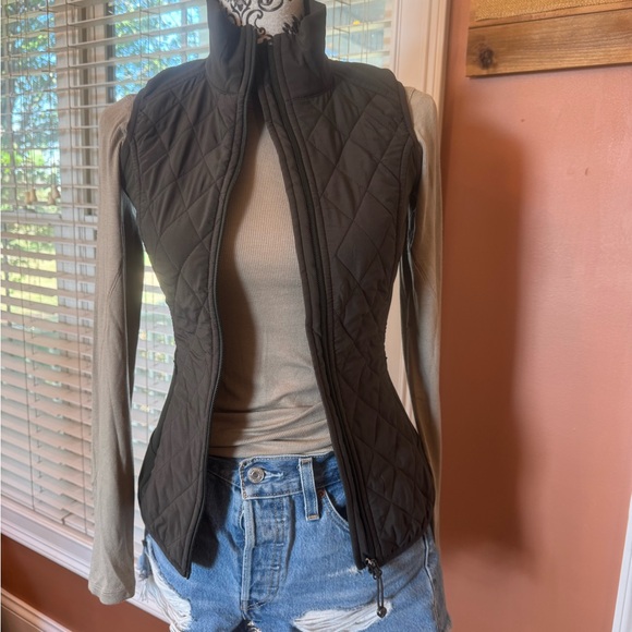 Athleta Quilted Upside Vest Army Green XS | Lightweight Quilted Athleisure Vest - Picture 2 of 3